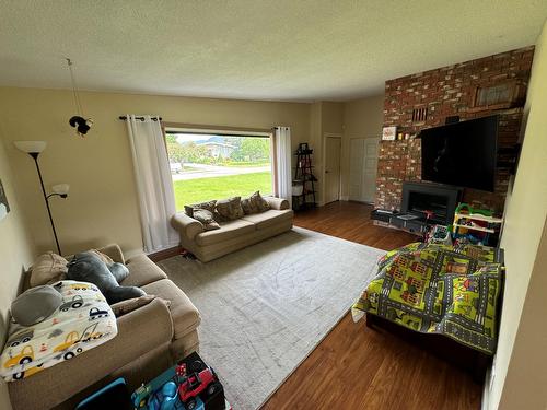 7591 17Th Street, Grand Forks, BC - Indoor Photo Showing Living Room With Fireplace