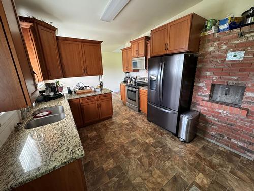 7591 17Th Street, Grand Forks, BC - Indoor Photo Showing Kitchen With Double Sink