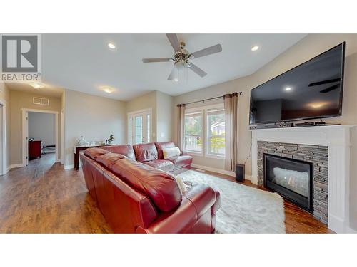 8300 Gallagher Lake Frontage Road Unit# 89, Oliver, BC - Indoor Photo Showing Living Room With Fireplace