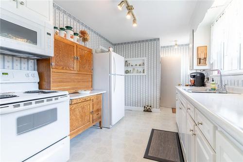 219 Price Avenue, Welland, ON - Indoor Photo Showing Kitchen