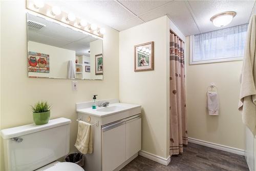 219 Price Avenue, Welland, ON - Indoor Photo Showing Bathroom