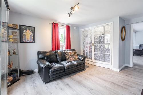 5778 Peer Street, Niagara Falls, ON - Indoor Photo Showing Living Room