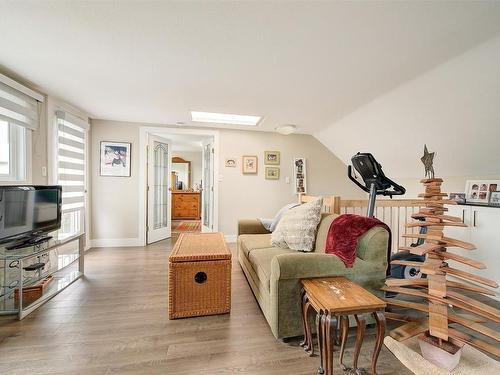 1881 Ethel Street, Kelowna, BC - Indoor Photo Showing Living Room