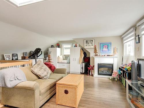 1881 Ethel Street, Kelowna, BC - Indoor Photo Showing Living Room With Fireplace