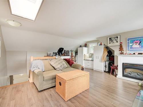 1881 Ethel Street, Kelowna, BC - Indoor Photo Showing Living Room With Fireplace