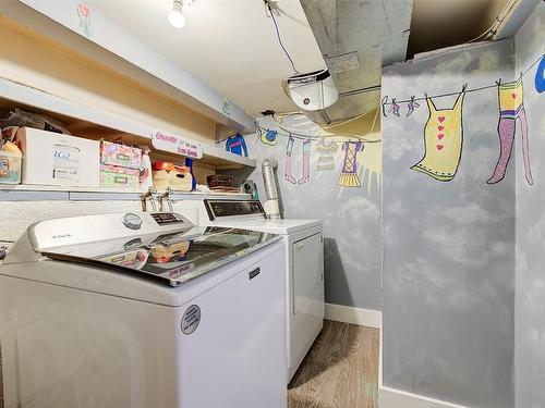 1881 Ethel Street, Kelowna, BC - Indoor Photo Showing Laundry Room