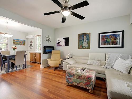 1881 Ethel Street, Kelowna, BC - Indoor Photo Showing Living Room