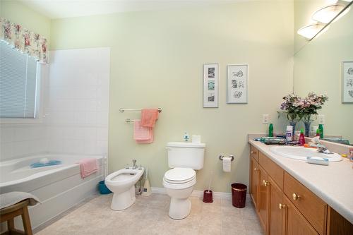 344-665 Cook Road, Kelowna, BC - Indoor Photo Showing Bathroom