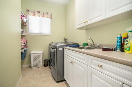344-665 Cook Road, Kelowna, BC - Indoor Photo Showing Laundry Room