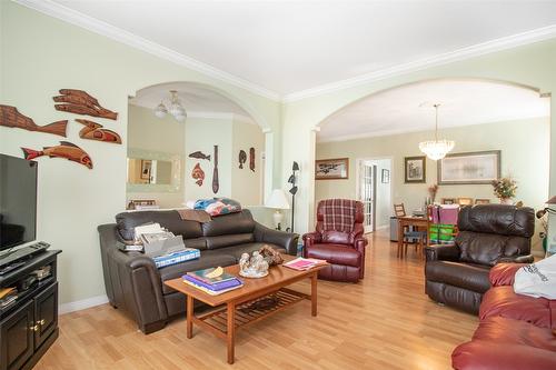 344-665 Cook Road, Kelowna, BC - Indoor Photo Showing Living Room