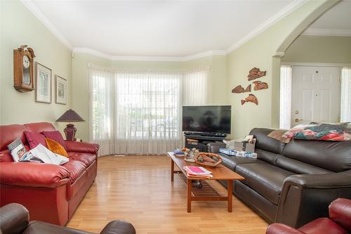 344-665 Cook Road, Kelowna, BC - Indoor Photo Showing Living Room
