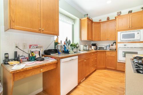 344-665 Cook Road, Kelowna, BC - Indoor Photo Showing Kitchen With Double Sink