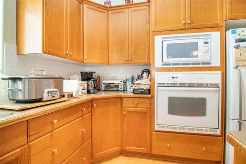 344-665 Cook Road, Kelowna, BC - Indoor Photo Showing Kitchen