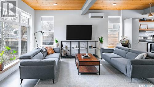 321 D Avenue S, Saskatoon, SK - Indoor Photo Showing Living Room