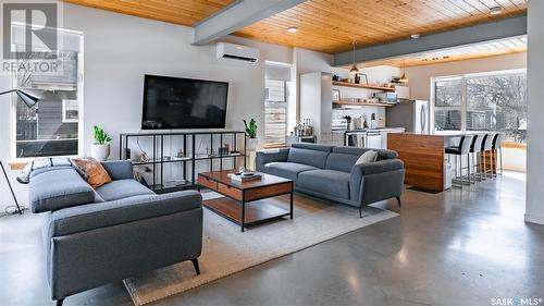 321 D Avenue S, Saskatoon, SK - Indoor Photo Showing Living Room