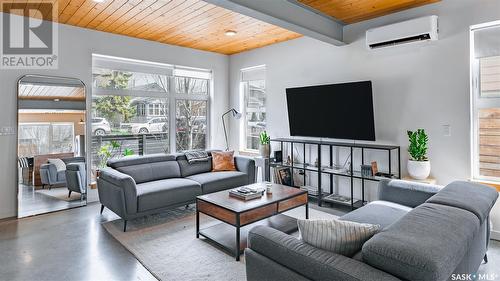 321 D Avenue S, Saskatoon, SK - Indoor Photo Showing Living Room