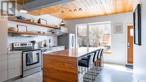 321 D Avenue S, Saskatoon, SK - Indoor Photo Showing Kitchen