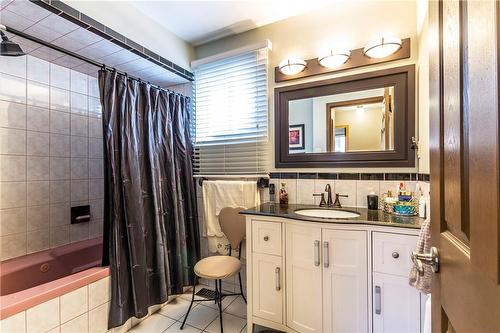 127 Gardiner Drive, Hamilton, ON - Indoor Photo Showing Bathroom