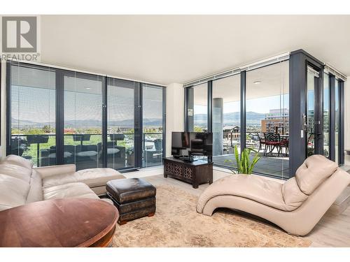 485 Groves Avenue Unit# 402, Kelowna, BC - Indoor Photo Showing Living Room