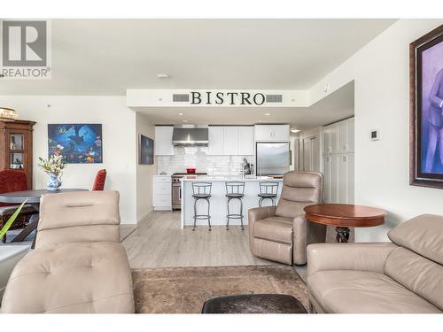 485 Groves Avenue Unit# 402, Kelowna, BC - Indoor Photo Showing Living Room