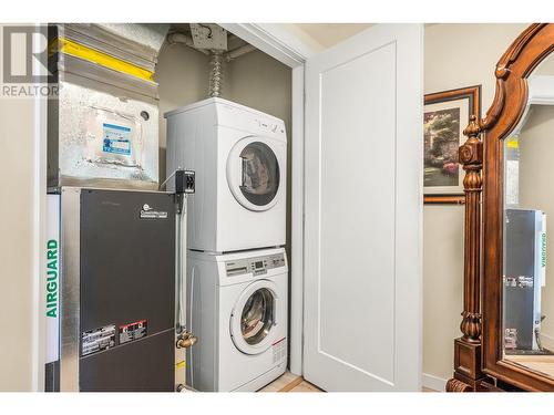 485 Groves Avenue Unit# 402, Kelowna, BC - Indoor Photo Showing Laundry Room