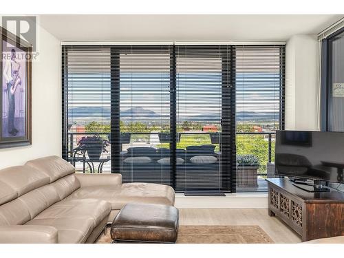 485 Groves Avenue Unit# 402, Kelowna, BC - Indoor Photo Showing Living Room