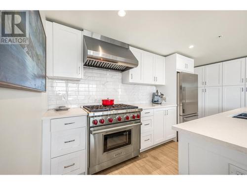 485 Groves Avenue Unit# 402, Kelowna, BC - Indoor Photo Showing Kitchen With Upgraded Kitchen