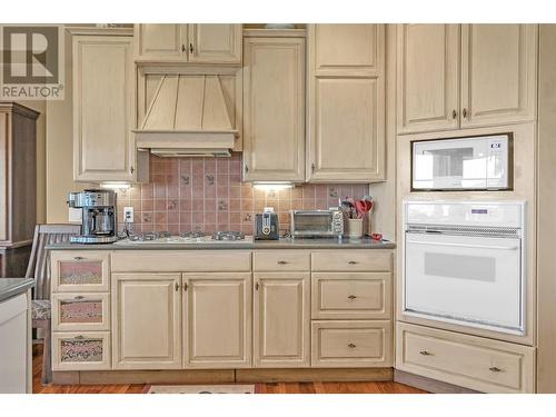 1625 Merlot Drive, West Kelowna, BC - Indoor Photo Showing Kitchen