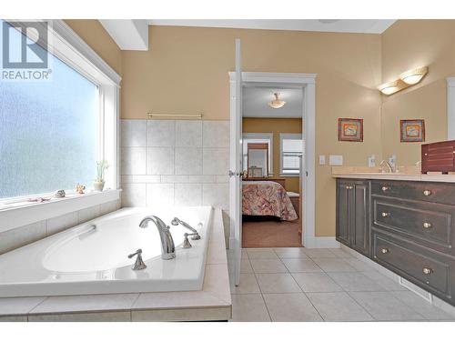 1625 Merlot Drive, West Kelowna, BC - Indoor Photo Showing Bathroom