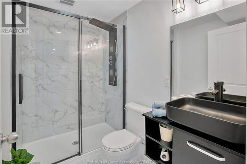 103 Reed Street, Essex, ON - Indoor Photo Showing Bathroom
