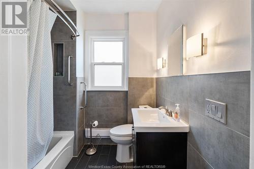 1076 Victoria Avenue, Windsor, ON - Indoor Photo Showing Bathroom