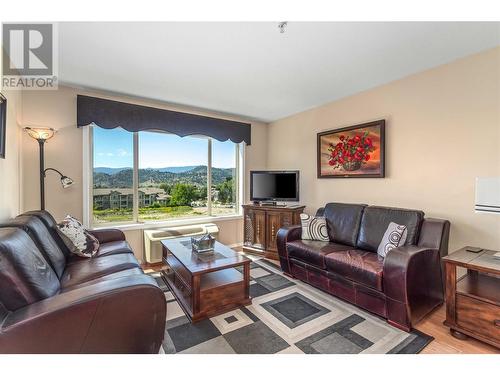 265 Froelich Road Unit# 302, Kelowna, BC - Indoor Photo Showing Living Room