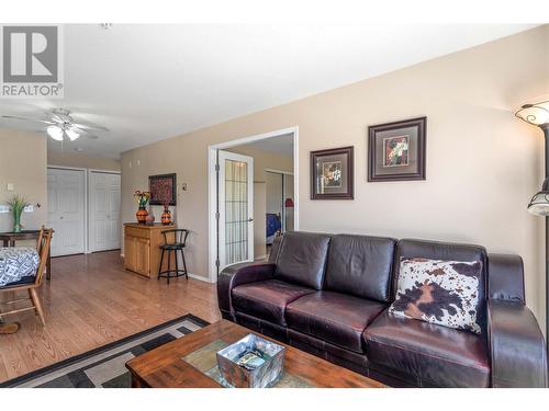 265 Froelich Road Unit# 302, Kelowna, BC - Indoor Photo Showing Living Room