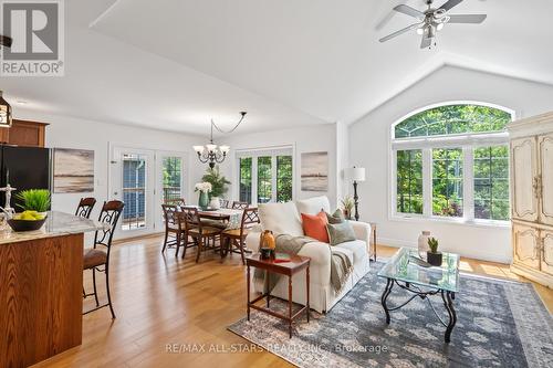 32 Oakdene Crescent, Kawartha Lakes, ON - Indoor Photo Showing Living Room