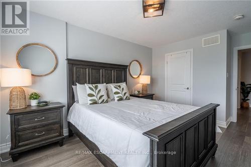 81 Echovalley Drive, Hamilton, ON - Indoor Photo Showing Bedroom