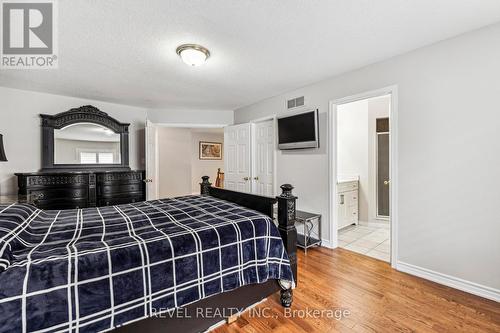 393 Old Mud Street, Hamilton, ON - Indoor Photo Showing Bedroom