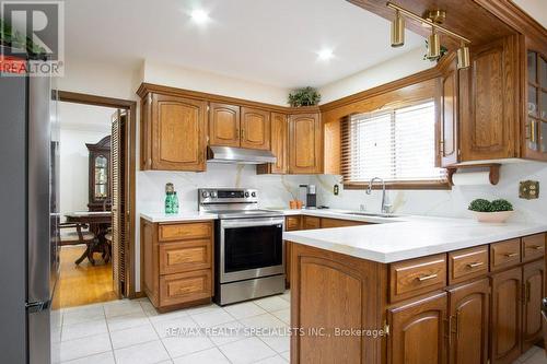 73 Thomson Drive, Hamilton, ON - Indoor Photo Showing Kitchen