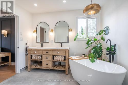 2451 Overton Drive, Burlington, ON - Indoor Photo Showing Bathroom