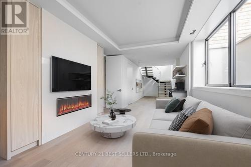 739 Ebony Avenue, Mississauga, ON - Indoor Photo Showing Living Room With Fireplace