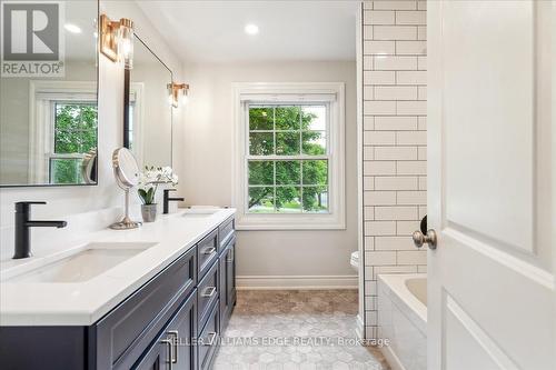 4199 Spruce Avenue, Burlington, ON - Indoor Photo Showing Bathroom