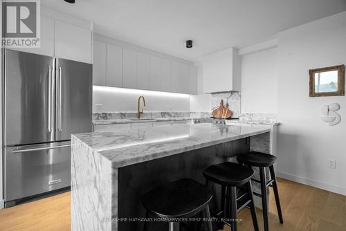1005 - 1320 Islington Avenue, Toronto, ON - Indoor Photo Showing Kitchen With Upgraded Kitchen