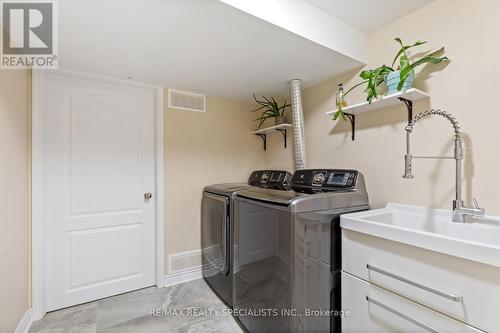 2067 Deyncourt Drive, Burlington, ON - Indoor Photo Showing Laundry Room