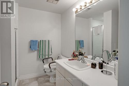 1001 - 415 Locust Street, Burlington, ON - Indoor Photo Showing Bathroom