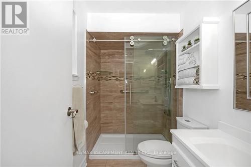 2405 Amblecote Lane, Burlington, ON - Indoor Photo Showing Bathroom