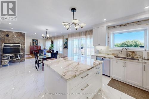 7205 19Th Side Road, King, ON - Indoor Photo Showing Kitchen With Upgraded Kitchen