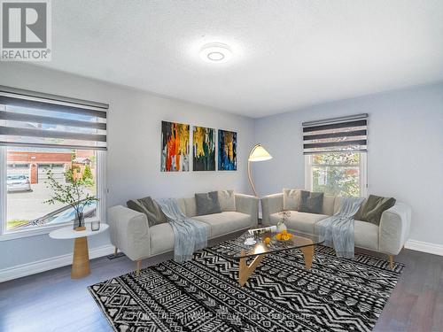 3821 Trelawny Circle, Mississauga, ON - Indoor Photo Showing Living Room