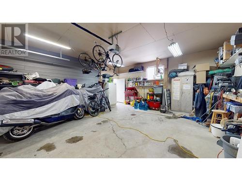 8945 97 Highway Unit# 71 Lot# 71, Kelowna, BC - Indoor Photo Showing Garage