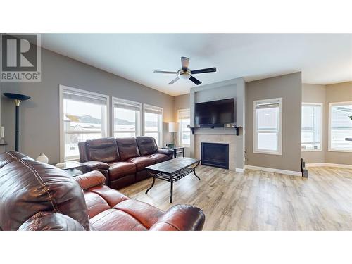 8945 97 Highway Unit# 71 Lot# 71, Kelowna, BC - Indoor Photo Showing Living Room With Fireplace