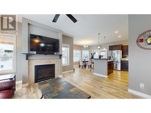 8945 97 Highway Unit# 71 Lot# 71, Kelowna, BC - Indoor Photo Showing Living Room With Fireplace