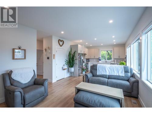 264 Douglas Avenue, Penticton, BC - Indoor Photo Showing Living Room